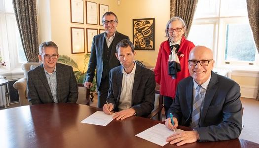 President-Steenkamp-Leslie-King-Steve-Grundy-signing-documents-at-table