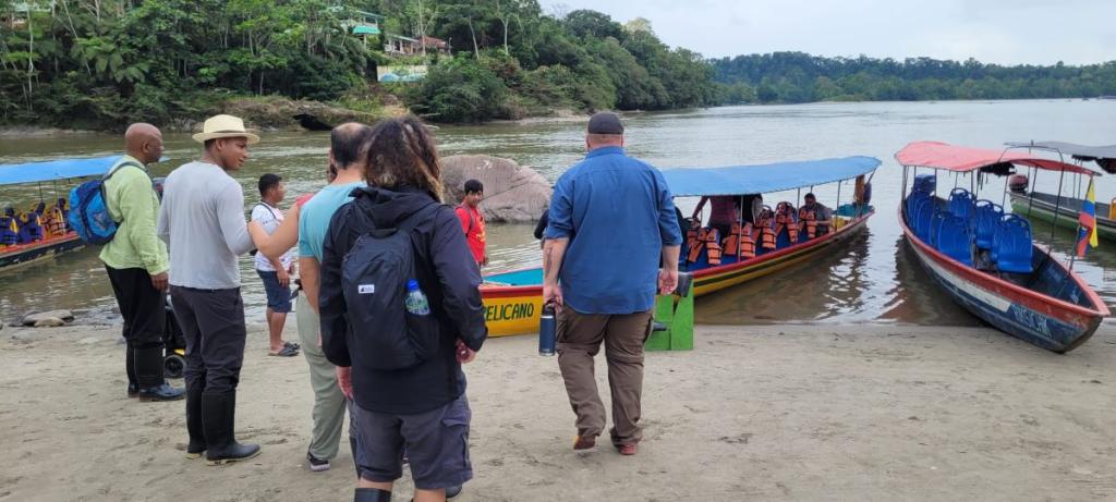 MAGL students boarding canoes to travel down the rivers near Misahualli.